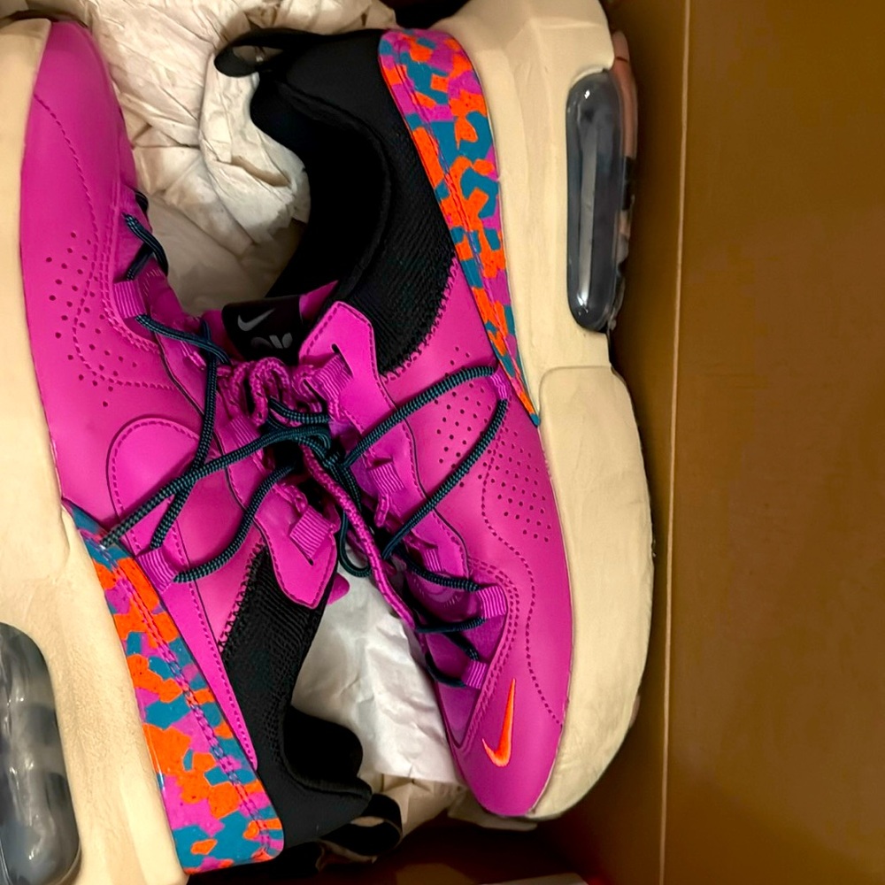 A Nike Air Max sneaker very good for running size 9.5 in women worn once